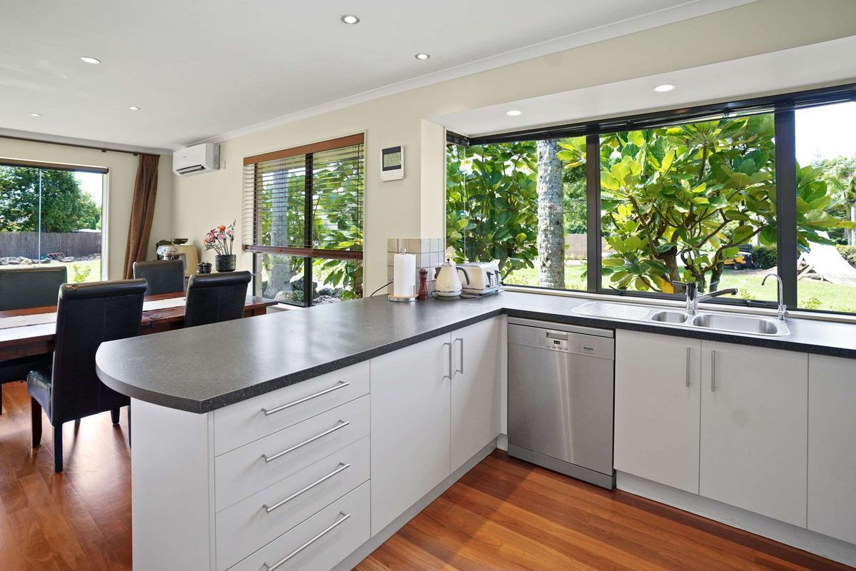 EXTENDED FAMILY? LOOK AT THIS HOME. - Vista 6