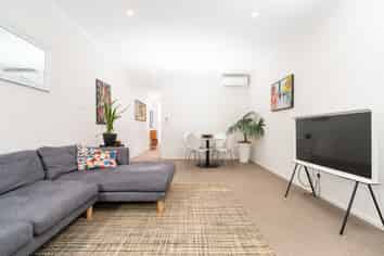 2/123 The Parade, Island Bay