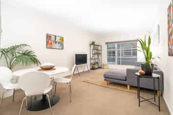 2/123 The Parade, Island Bay