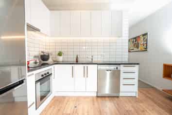 2/123 The Parade, Island Bay