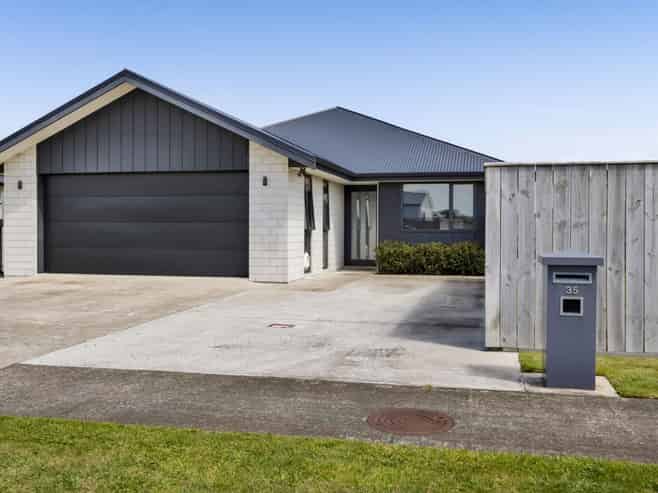35 County Drive, Hawera