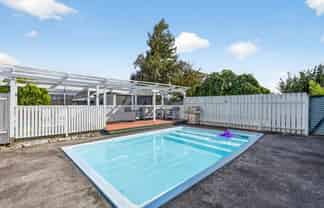 382 High Street South, Carterton