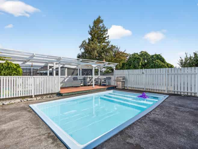 382 High Street South, Carterton