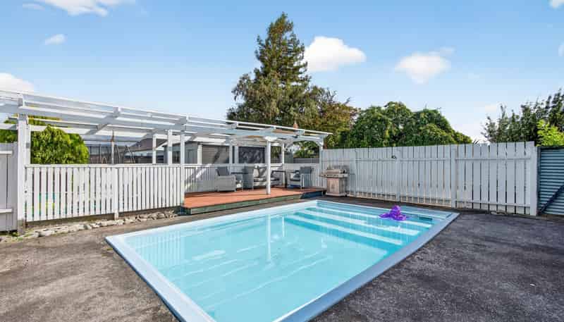 382 High Street South, Carterton