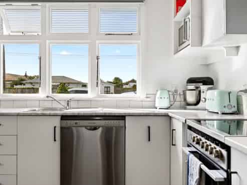 382 High Street South, Carterton