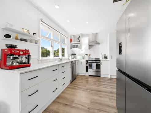 382 High Street South, Carterton