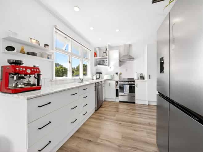 382 High Street South, Carterton