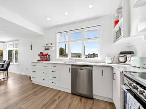 382 High Street South, Carterton