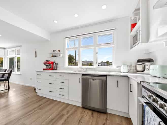 382 High Street South, Carterton