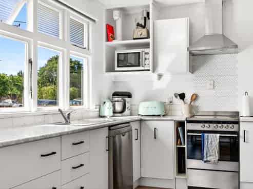 382 High Street South, Carterton