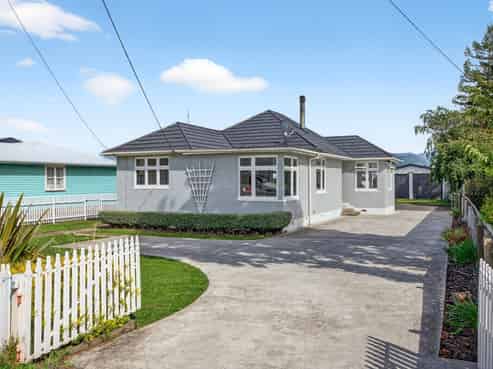 382 High Street South, Carterton