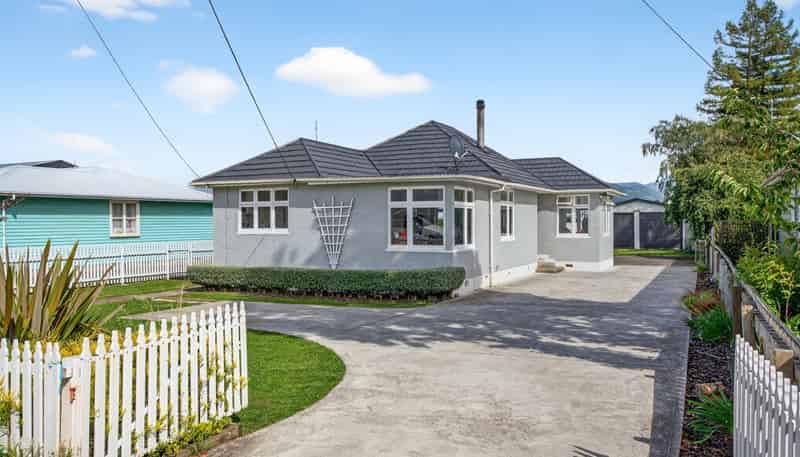 382 High Street South, Carterton