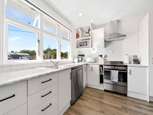 382 High Street South, Carterton