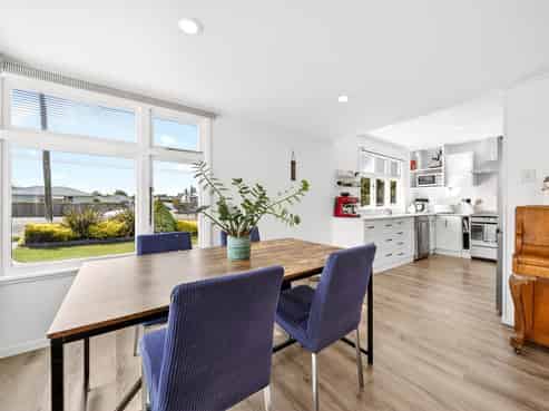 382 High Street South, Carterton