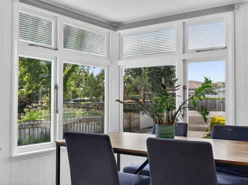 382 High Street South, Carterton