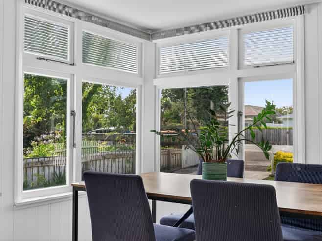 382 High Street South, Carterton