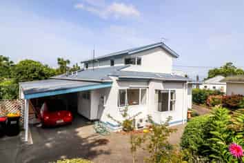 214 Augustus Street South, Thames