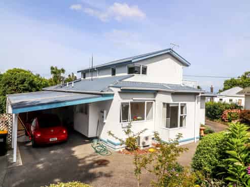 214 Augustus Street South, Thames