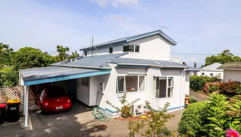 214 Augustus Street South, Thames