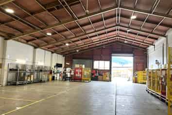 High-profile warehouse with secure yard