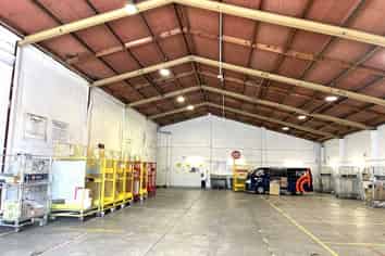 High-profile warehouse with secure yard