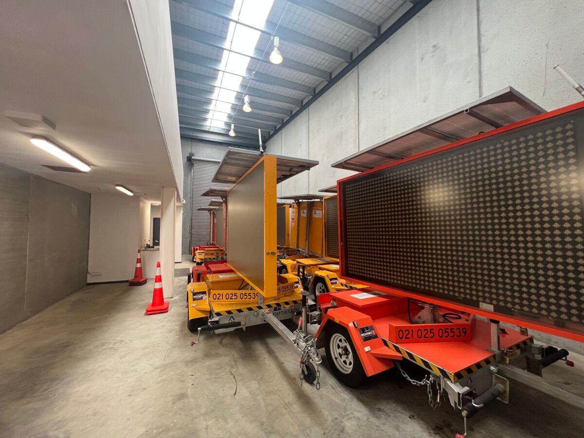 Modern High Stud Industrial - 2x Roller Doors - Ansicht 2