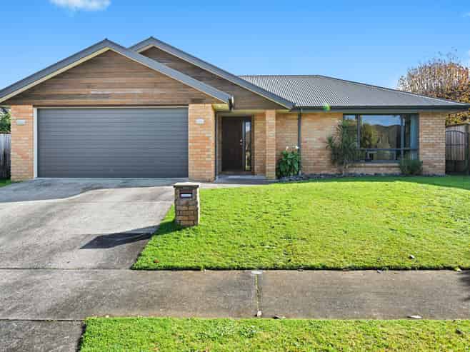 4 Azure Place, Huntington