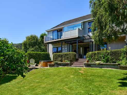 8 Cheviot Road, Lowry Bay