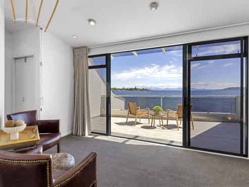 2/227 Lake Terrace, Waipahihi