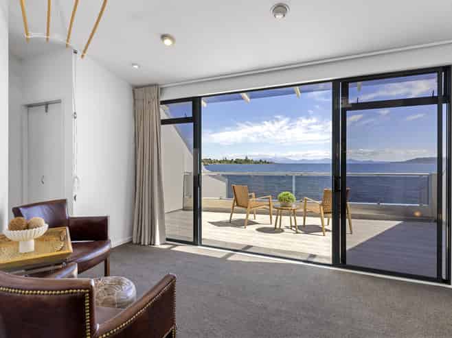 2/227 Lake Terrace, Waipahihi