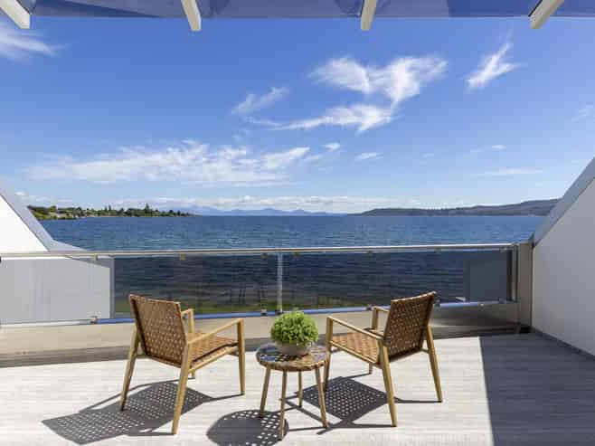 2/227 Lake Terrace, Waipahihi