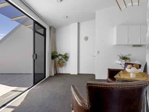 2/227 Lake Terrace, Waipahihi