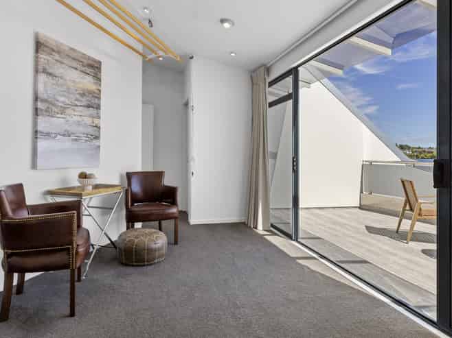 2/227 Lake Terrace, Waipahihi