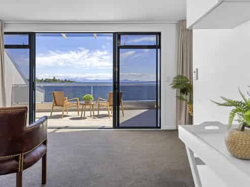 2/227 Lake Terrace, Waipahihi