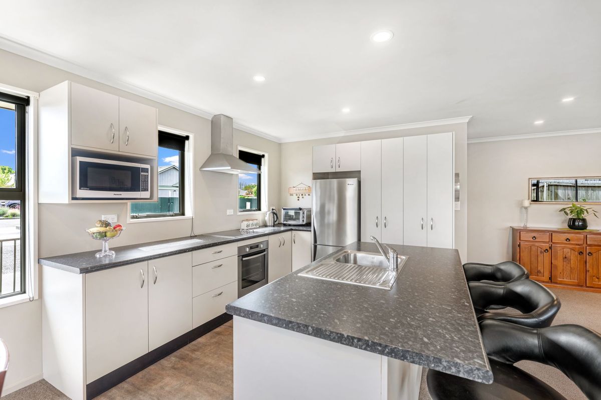 Modern Comfort in a Central Setting - Altro