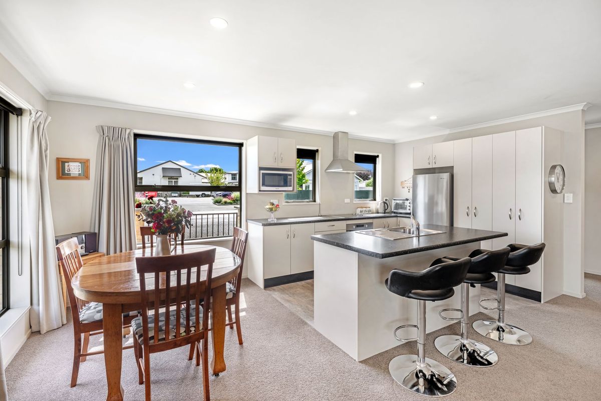 Modern Comfort in a Central Setting - Vista 3