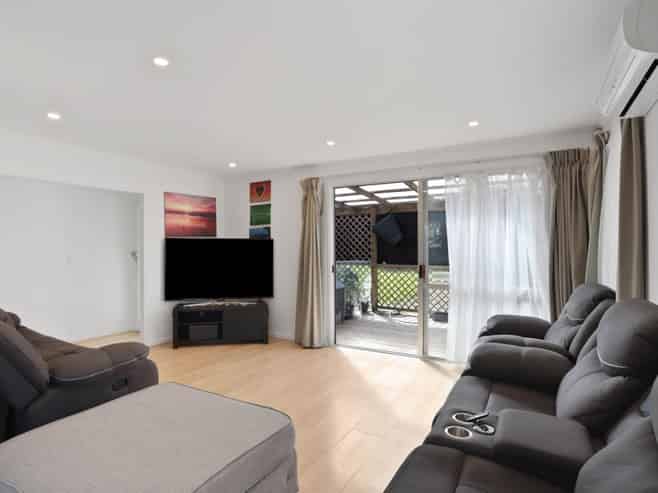 16 Kemp Road, Massey