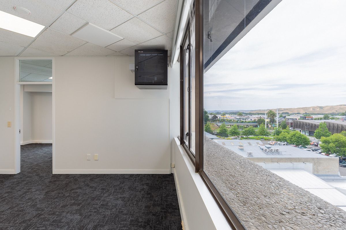 Central. Bright. Elevated. An Office That Delivers - Widok 5