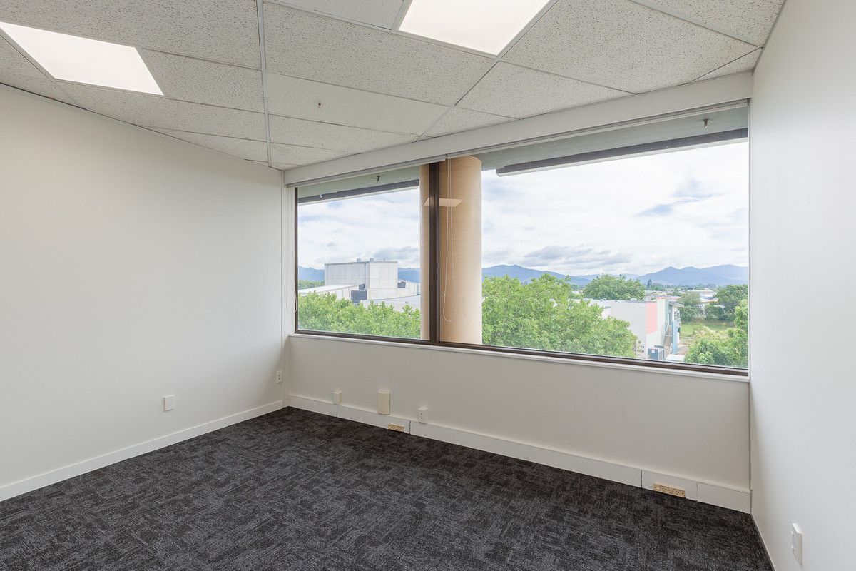 Central. Bright. Elevated. An Office That Delivers - Widok 4