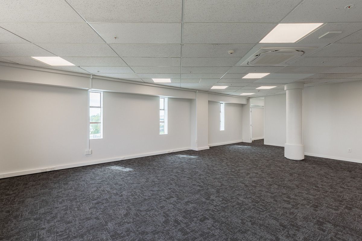 Central. Bright. Elevated. An Office That Delivers - Widok 3