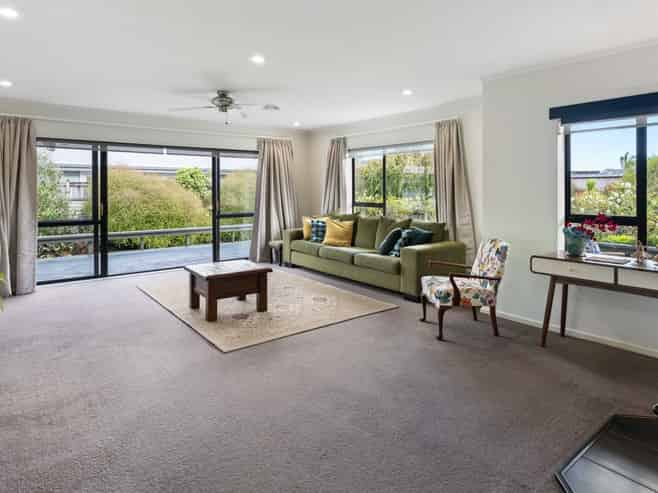 2 Tavarnya Way, Patumahoe