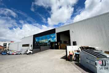 OFFICE/SHOWROOM AND WAREHOUSE
