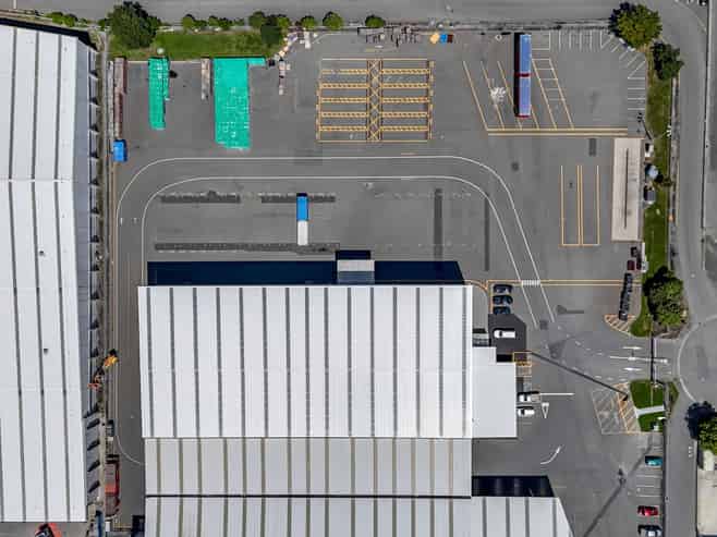 High-stud industrial with loads of yard