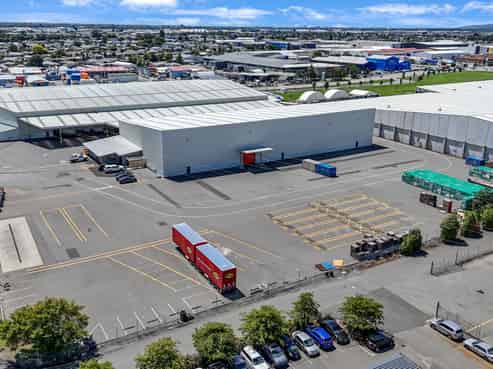 High-stud industrial with loads of yard