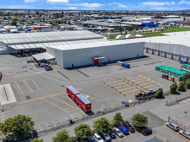 High-stud industrial with loads of yard