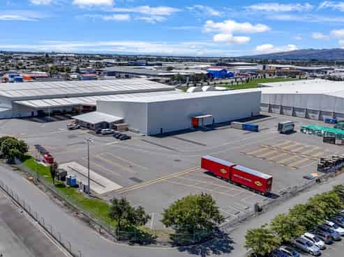 High-stud industrial with loads of yard