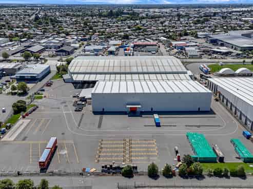 High-stud industrial with loads of yard