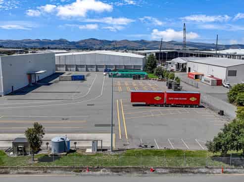 High-stud industrial with loads of yard