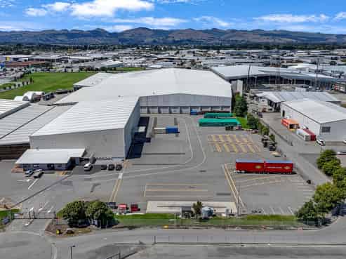 High-stud industrial with loads of yard