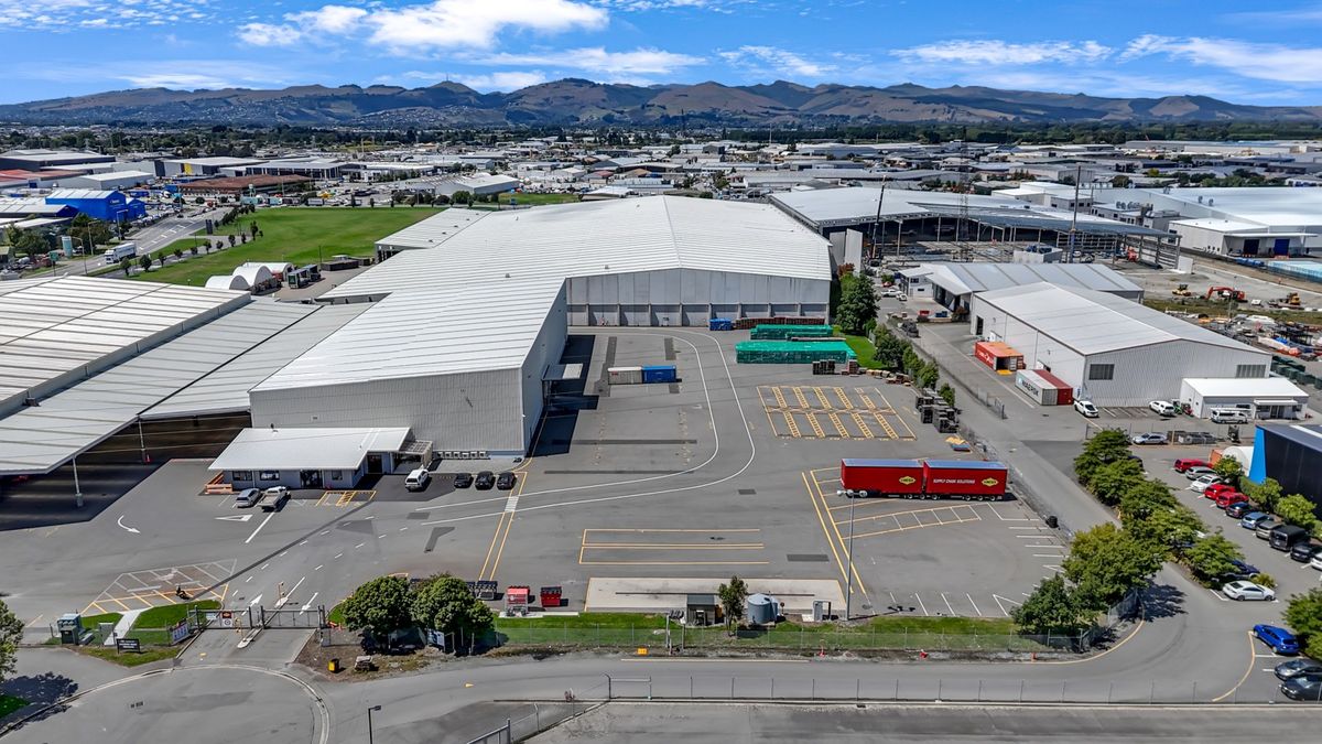 High-stud industrial with loads of yard